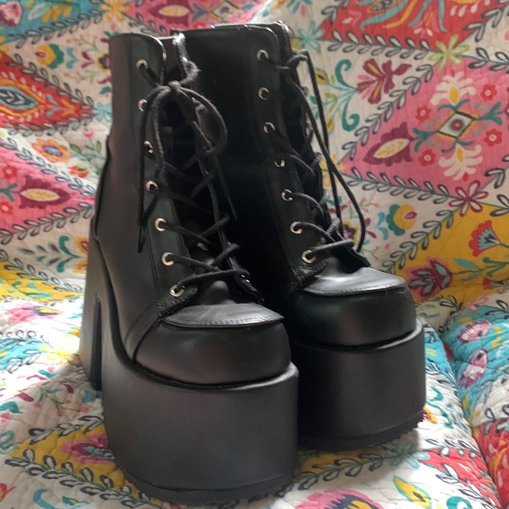 Demonia Camel-203 size 9 womens boots